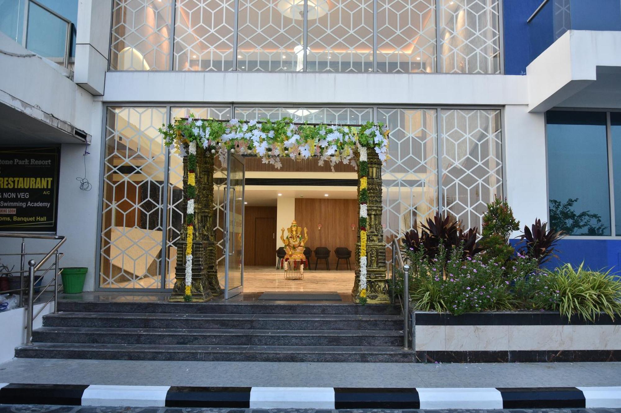 Silver Stone Park Resort, Kovilpatti Exteriör bild